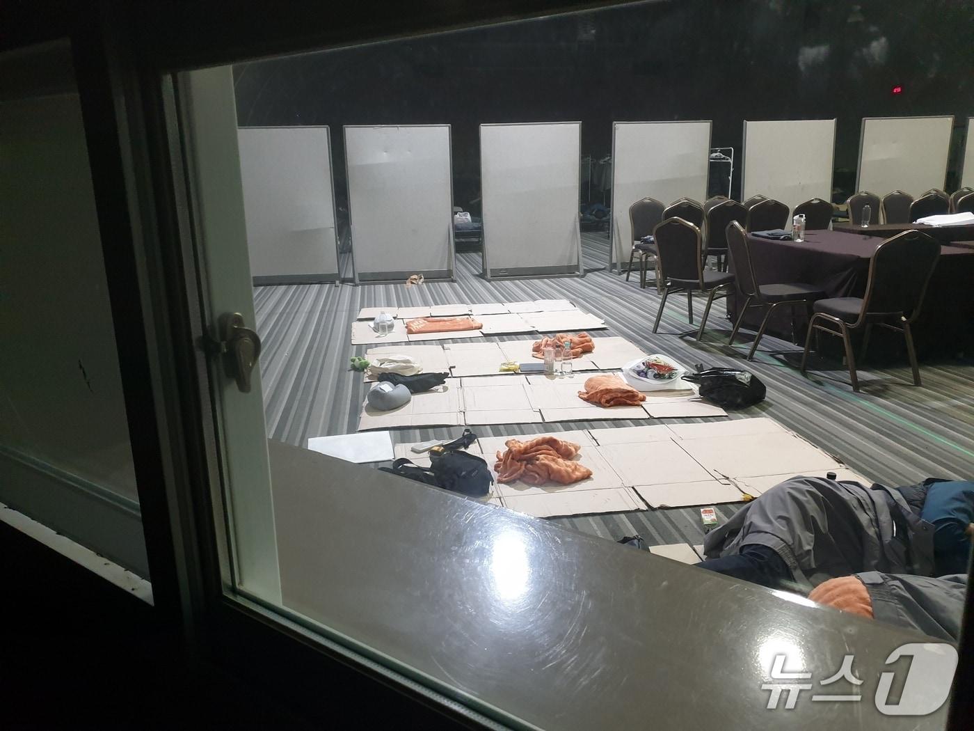 본문 이미지 - 바닥에 깔린 박스와 모포. &#40;전국경찰직장협의회 제공.  재판매 및 DB 금지&#41;