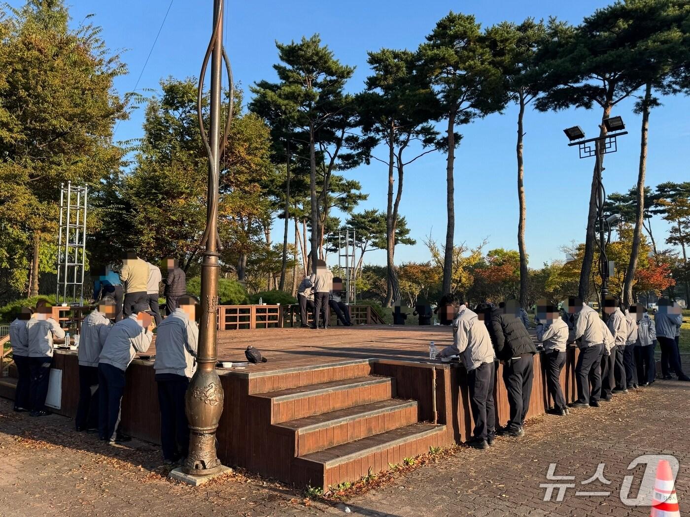 야외에서 식사 중인 경찰관들의 모습. &#40;전국경찰직장협의회 제공. 재판매 및 DB 금지&#41;
