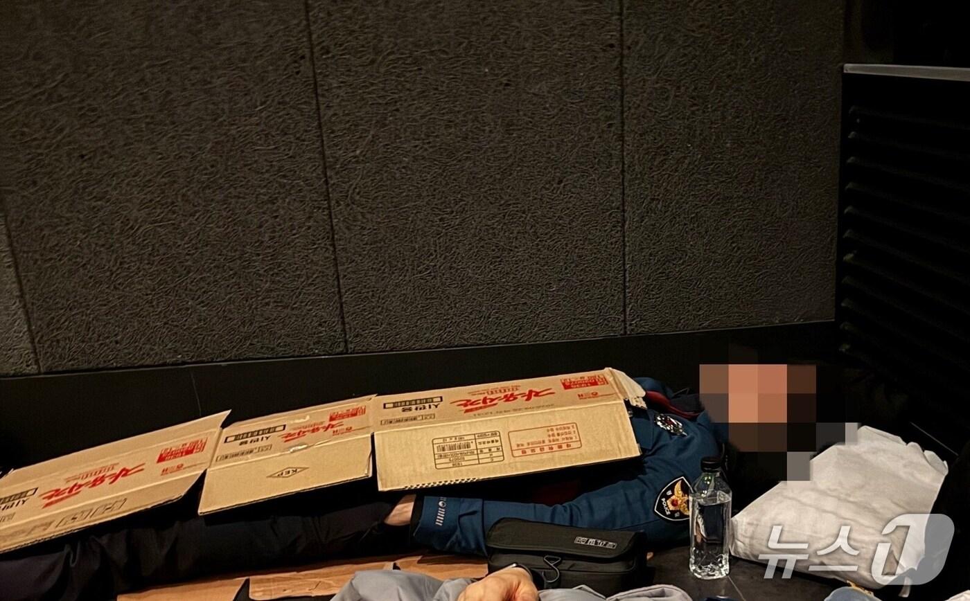 박스를 덮고 취침 중인 한 경찰관.&#40;전국경찰직장협의회 제공. 재판매 및 DB 금지&#41;