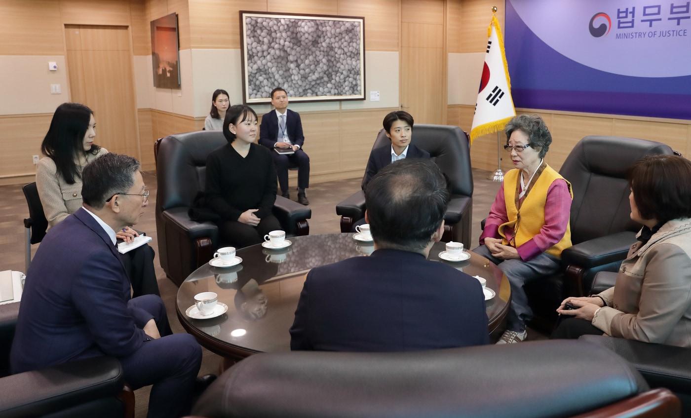 정성호 법무부 장관이 10일 정부과천청사에서 최말자 씨를 만나 면담을 하고 있다. 최 씨는 성폭행에 저항하다 억울하게 유죄를 받고 61년 만인 올해 재심을 통해 무죄가 확정됐다. 2025.11.10 &#40;법무부 제공&#41;