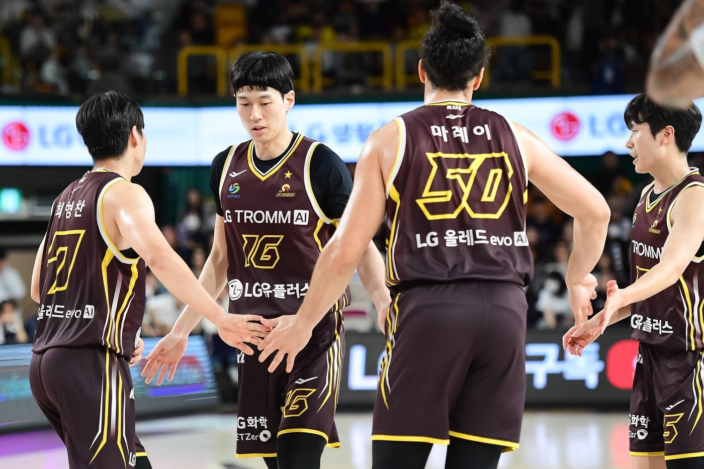 부산 KCC를 완파하고 공동 선두에 오른 창원 LG. &#40;KBL 제공&#41;
