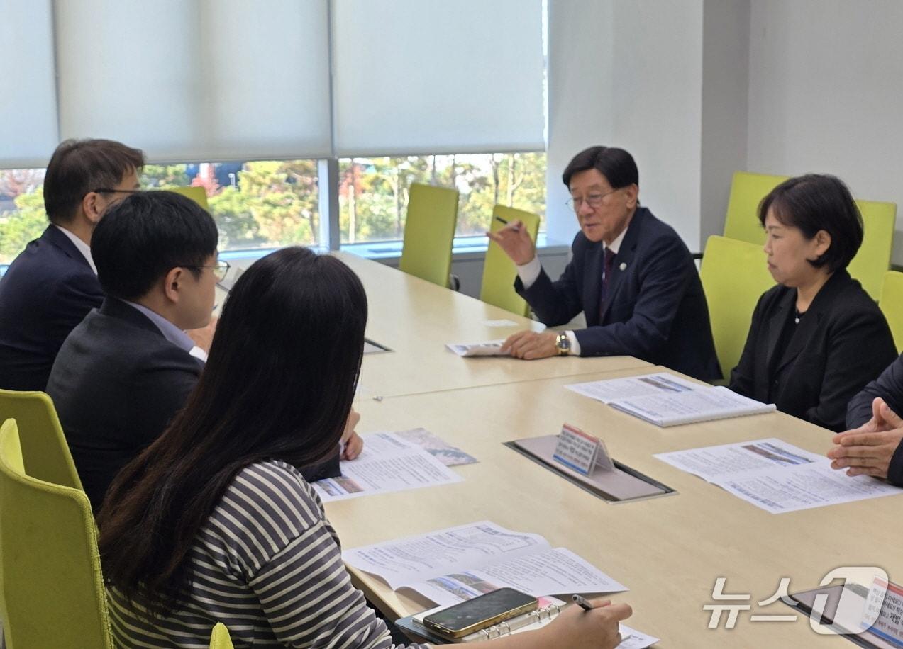 본문 이미지 - 정종복 기장군수가 국토교통부 관계자와 면담을 갖고 KTX-이음 정차역 유치를 건의하고 있다.&#40;기장군 제공. 재판매 및 DB금지&#41;