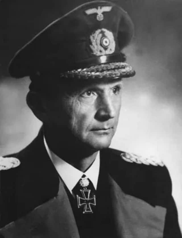 본문 이미지 - 카를 되니츠 (출처: Ernst Sandau, 1945, Public domain, via Wikimedia Commons)