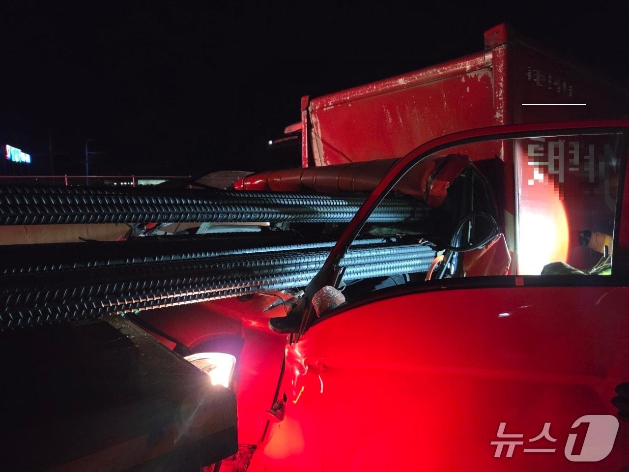 본문 이미지 - 천안 경부고속도로 추돌사고 현장. &#40;천안동남소방서 제공, 재판매 및 DB금지&#41; / 뉴스1 