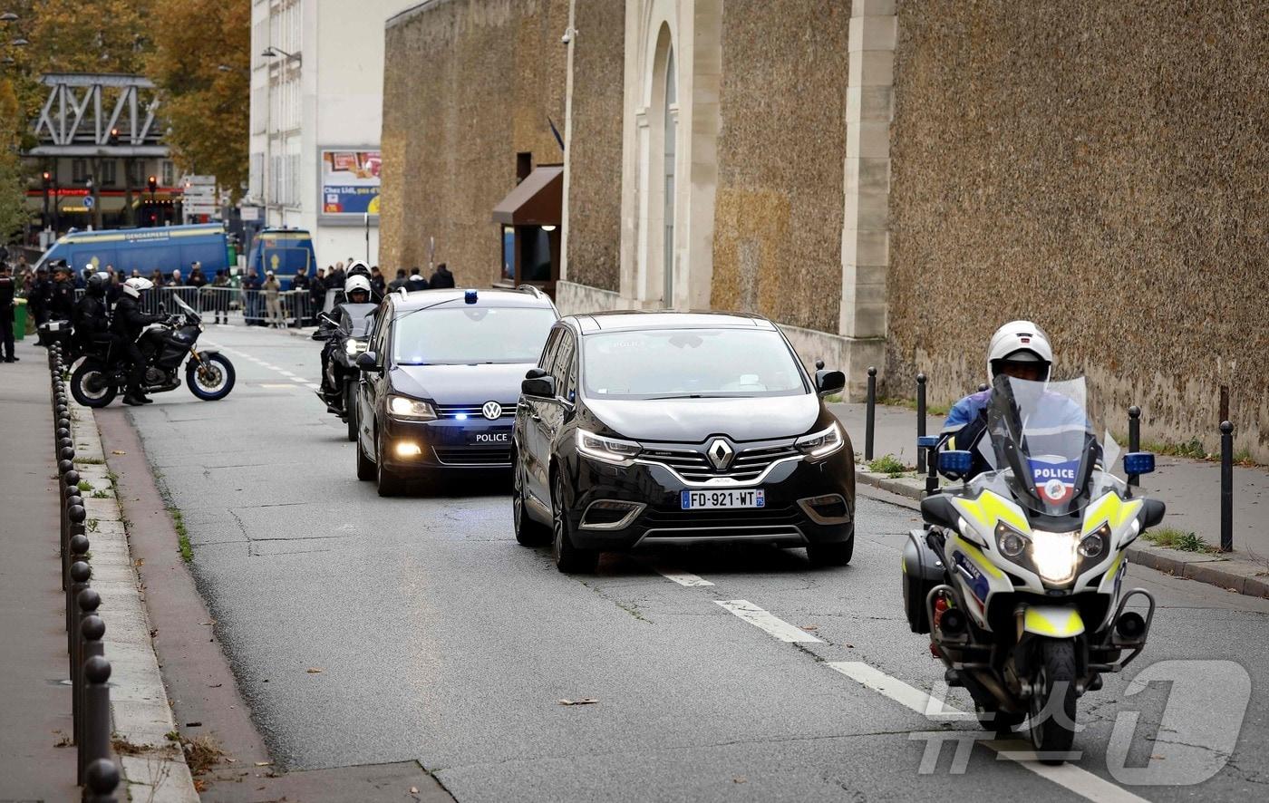 10일(현지시간) 불법 정치자금 수수 혐의로 유죄 판결을 받고 수감중이던 니콜라 사르코지 프랑스 전 대통령을 태운 차량이 경찰 오토바이 호위를 받으며 파리 라상테 교도소를 출발하고 있다. 2025.11.10 ⓒ AFP=뉴스1 ⓒ News1 김지완 기자
