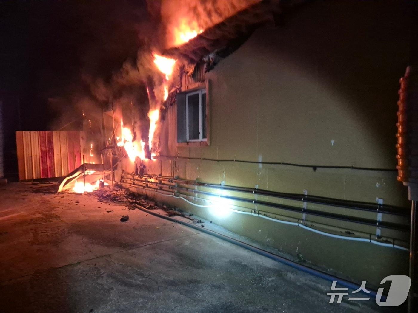본문 이미지 -  공주 우성면 돈사 화재 현장. &#40;공주소방서 제공, 재판매 및 DB금지&#41; / 뉴스1