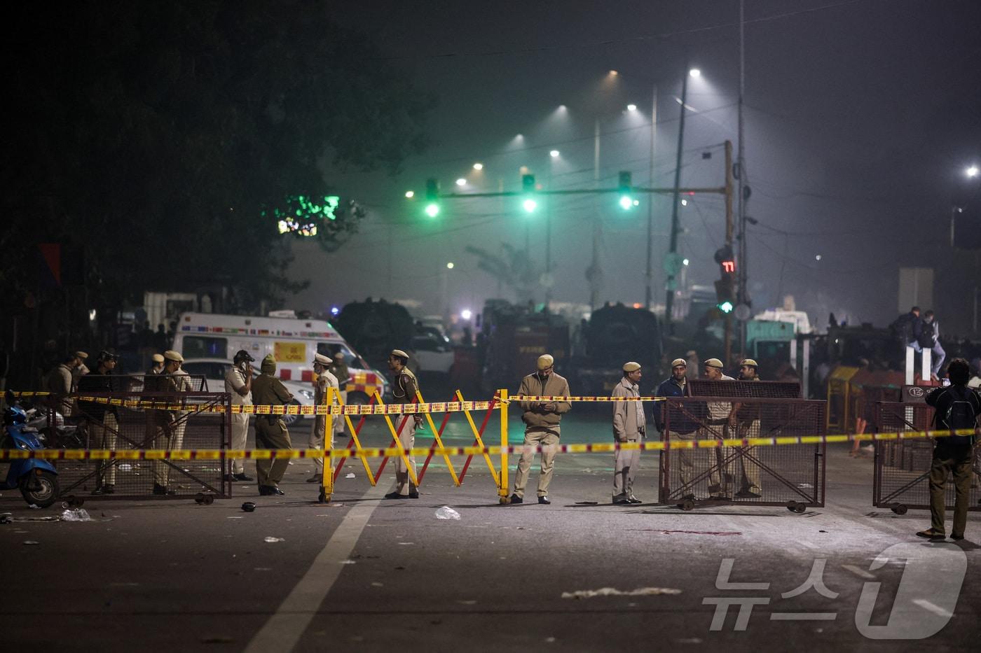 10일&#40;현지시간&#41; 인도 델리에서 발생한 차량 폭발 사고 현장에서 구조대원이 현장을 통제하고 있다. 2025.11.10 ⓒ 로이터=뉴스1 ⓒ News1 김지완 기자