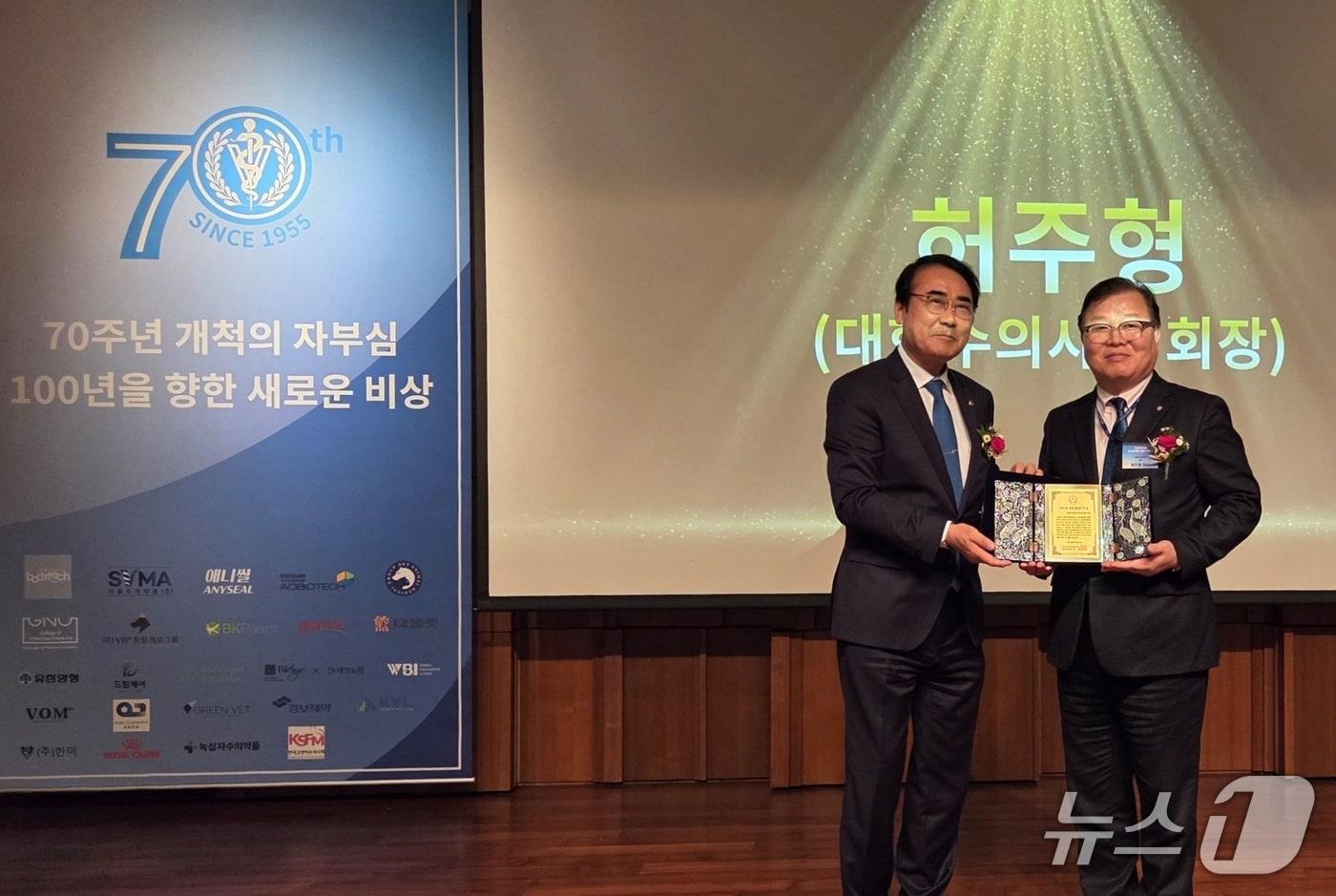 김원 재경 경상국립대학교 총동문회장은 6일 허주형 대한수의사회 회장(오른쪽)에게 '자랑스러운 경상국립대인상'을 전달했다. ⓒ 뉴스1