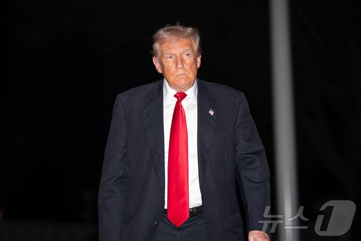 도널드 트럼프 미국 대통령이 지난 9일&#40;현지시간&#41; 메릴랜드주 랜도버 소재 워싱턴 커맨더스 홈구장에서 열린 NFL 경기 관람 후 백악관에 복귀하고 있다. 2025.11.10 ⓒ AFP=뉴스1 ⓒ News1 류정민 특파원