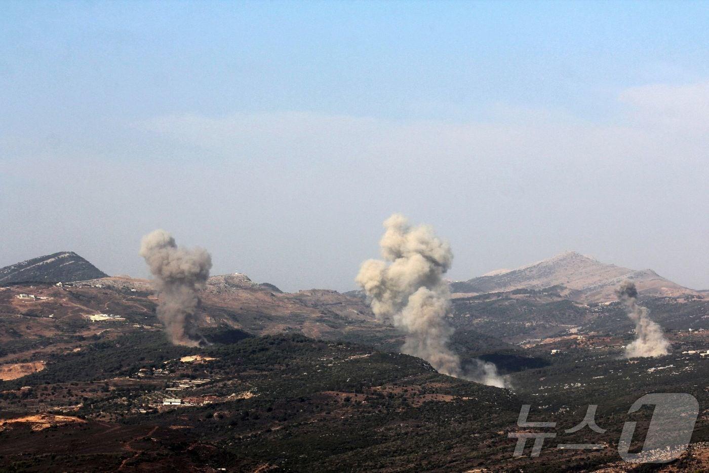 10일&#40;현지시간&#41; 레바논 남부 엘카트라니 마을 외곽에서 이스라엘의 공습으로 인해 연기가 피어오르고 있다. 이날 이스라엘은 바논 동부 베카 지역과 남부 나바티예 지역을 대상으로 다중 공격을 감행해 1명을 사살했다고 밝혔다. 2025.11.10 ⓒ AFP=뉴스1 ⓒ News1 김지완 기자