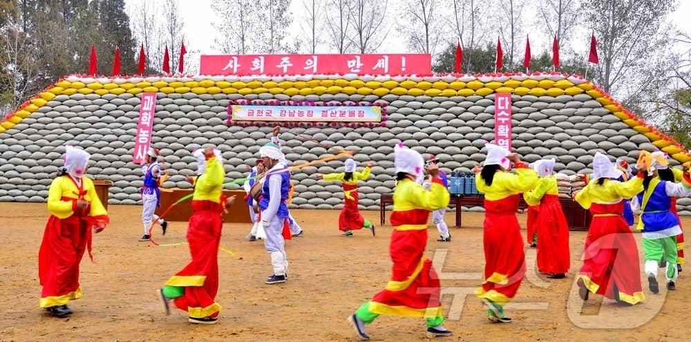 본문 이미지 - &#40;평양 노동신문=뉴스1&#41; = 북한 노동당 기관지 노동신문은 11일 &#34;각지에서 결산분배가 연일 진행되고 있다&#34;면서 &#34;농촌 진흥의 시대가 펼쳐지고 있다&#34;라고 보도했다. [국내에서만 사용가능. 재배포 금지. DB 금지. For Use Only in the Republic of Korea. Redistribution Prohibited] rodongphoto@news1.kr