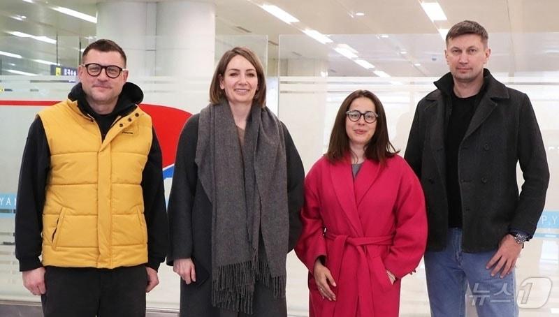 본문 이미지 - &#40;평양 노동신문=뉴스1&#41; = 10일 평양에 도착한 러시아 관영매체 &#39;로시야 세고드냐&#39; 관계자들의 모습 [국내에서만 사용가능. 재배포 금지. DB 금지. For Use Only in the Republic of Korea. Redistribution Prohibited] rodongphoto@news1.kr