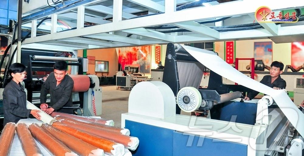 본문 이미지 - &#40;평양 노동신문=뉴스1&#41; = 북한 노동당 노동신문은 11일 &#34;질좋은 건재품을 생산하기 위해 노력하고 있다&#34;라며 평양수지건재공장을 조명했다. [국내에서만 사용가능. 재배포 금지. DB 금지. For Use Only in the Republic of Korea. Redistribution Prohibited] rodongphoto@news1.kr