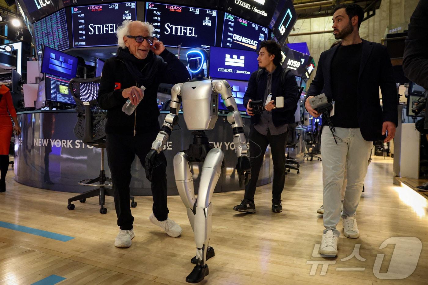 10일 &#40;현지시간&#41; 뉴욕 증권거래소&#40;NYSE&#41;에서 중국 유니트리 로보틱스&#40;Unitree Robotics&#41;의 휴머노이드 로봇 &#39;G1&#39;이 걷고 있다. 2025.11.10ⓒ 로이터=뉴스1