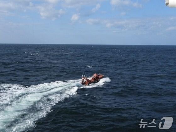 본문 이미지 - 수색작업 벌이는 군산해경&#40;군산해경 제공&#41;.2025.11.10/뉴스1