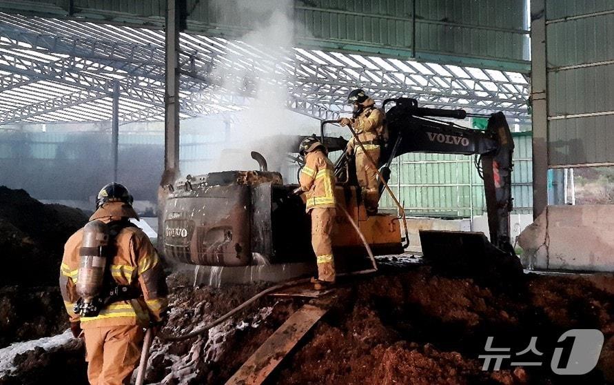 본문 이미지 - 10일 오후 5시쯤 경북 영천시 대창면의 퇴비 창고에서 운행 중이던 굴삭기에 불이나 소방대원들이 진화하고 있다.&#40;경북소방본부 제공. 재판매 및 DB 금지&#41;2025.11.11/뉴스1