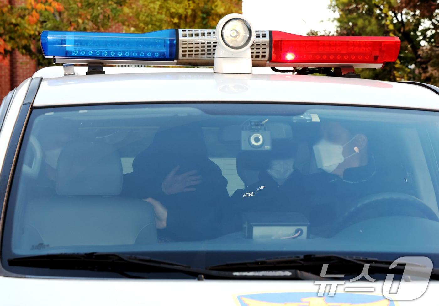 음주 운전 중 일본인 관광객 모녀를 들이받아 1명을 숨지게 한 30대 남성이 11일 오전 서울 동대문경찰에서 서울중앙지검으로 구속 송치되고 있다. ⓒ News1 장수영 기자