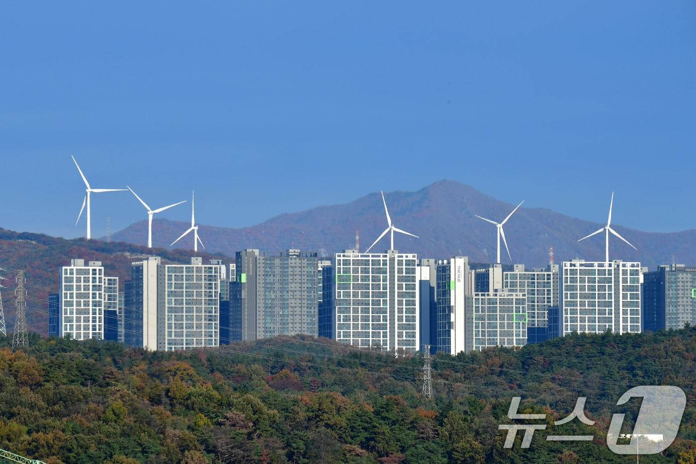11일 오전 경북 포항시 북구 흥해읍 아파트 단지 뒤로 보이는 풍력발전기가 불어오는 가을 바람에 발전을 하고 있다. 2025.11.11/뉴스1 ⓒ News1 최창호 기자