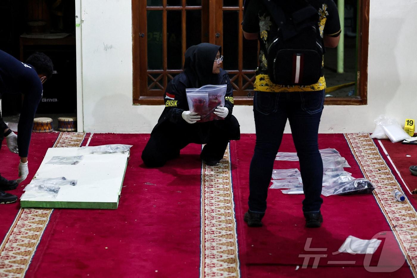 인도네시아 자카르타의 한 고등학교에서 7일 폭발 사건이 발생해 경찰들이 조사를 벌이고 있다. 2025.11.7 ⓒ 로이터=뉴스1 ⓒ News1 강민경 기자