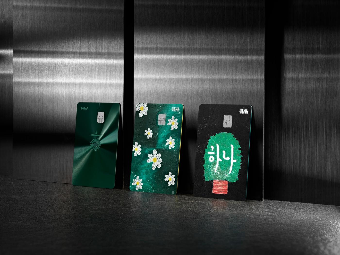 본문 이미지 - 하나카드는 지드래곤이 직접 디자인한 협업 카드를 11일 선보였다.(하나카드 제공)