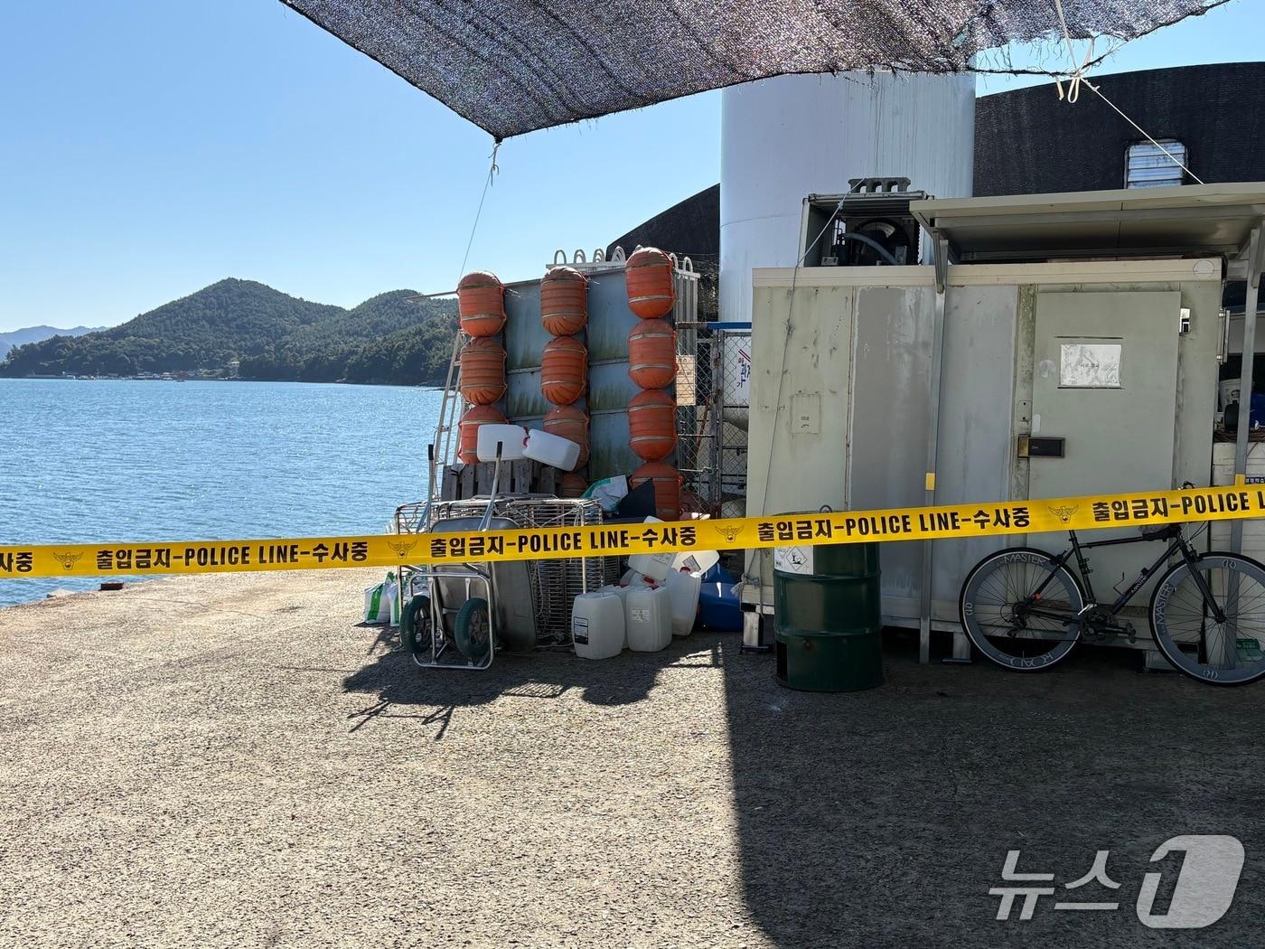 본문 이미지 - 작업자 3명이 사망한 경남 고성군의 한 양식장 앞에 폴리스라인이 설치돼 있다.2025.11.10/뉴스1 강미영기자