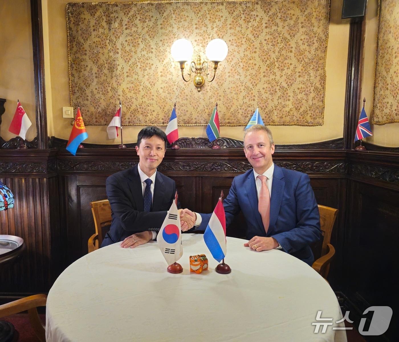 본문 이미지 - 윤종권 외교부 국제사이버협력대사가 10일&#40;현지시간&#41; 네덜란드 헤이그에서 바우터 여르헌스 네덜란드 외교부 안보정책국장과 제2차 한-네덜란드 안보협의회를 개최했다. 2025.11.11. &#40;외교부 제공&#41;