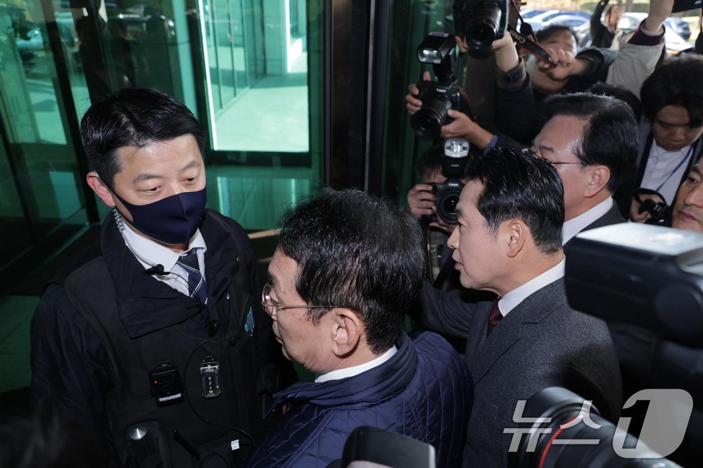 장동혁 국민의힘 대표와 송언석 원내대표가 11일 오전 서울 서초구 대검찰청에서 긴급 현장 규탄대회를 마친 후 대검청사 내부로 항의방문을 위해 방호직원과 대치하고 있다. 2025.11.11/뉴스1 ⓒ News1 신웅수 기자