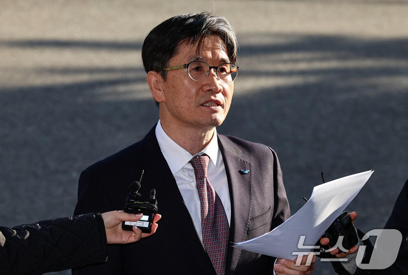 오동운 고위공직자범죄수사처장이 11일 오전 정부과천청사 공수처로 출근하며 입장문을 읽고 있다. 2025.11.11/뉴스1 ⓒ News1 김도우 기자