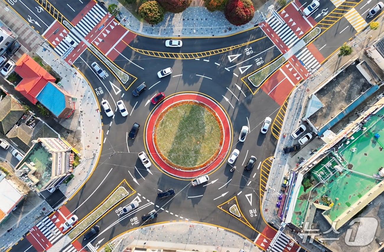 본문 이미지 - 새로 조성된 중앙호수공원 회전교차로 사거리 모습(서산시 제공. 재판매 및 DB금지)2025.11.11/뉴스1