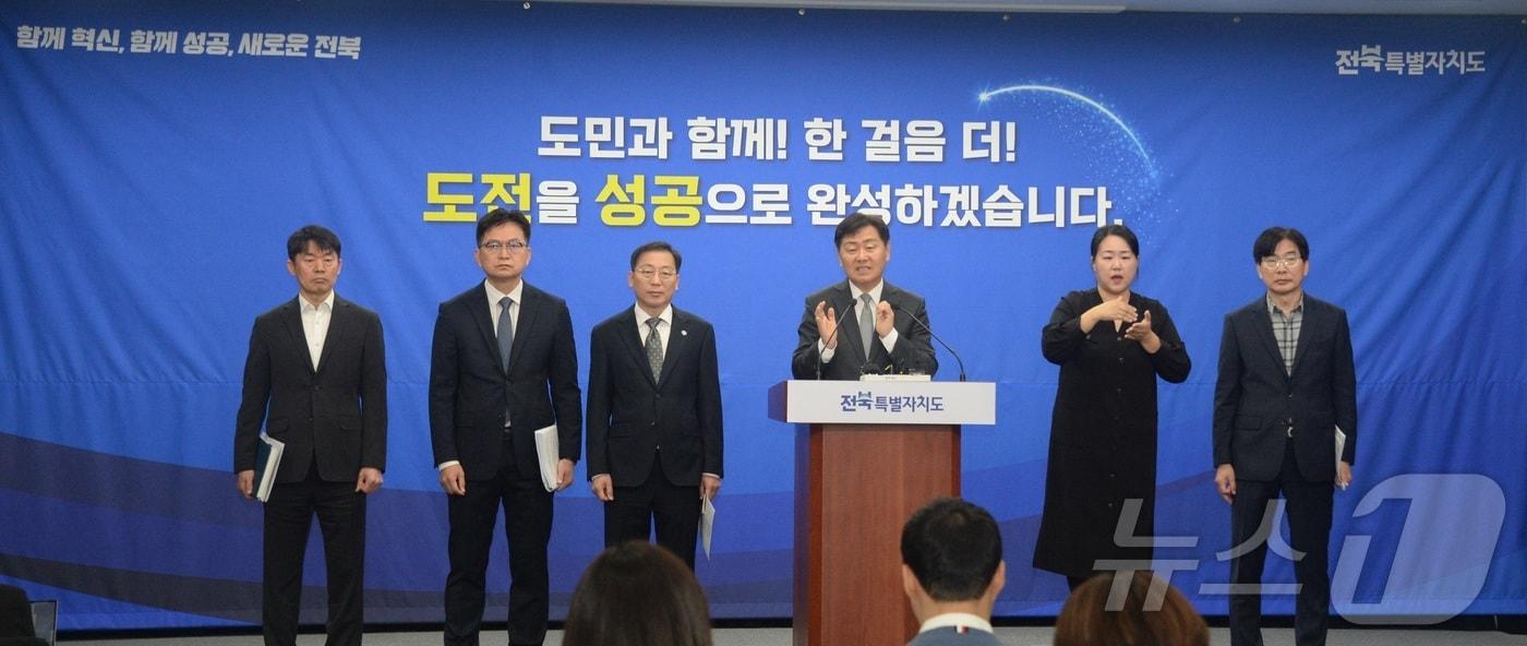 김관영 전북특별자치도지사가 11일 전북 전주시 전북특별자치도청에서 2026년 예산안 편성 관련 기자회견을 열고 질의에 답변을 하고 있다. ⓒ News1 유경석 기자