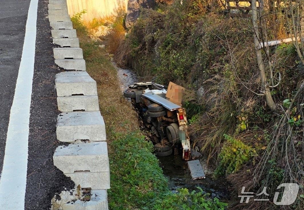 본문 이미지 - 11일 오전 7시28분께 대전 유성구 노은동의 한 도로에서 1톤 트럭이 도로 옆 개울로 추락하는 사고가 발생했다.(대전소방본부 제공) /뉴스1