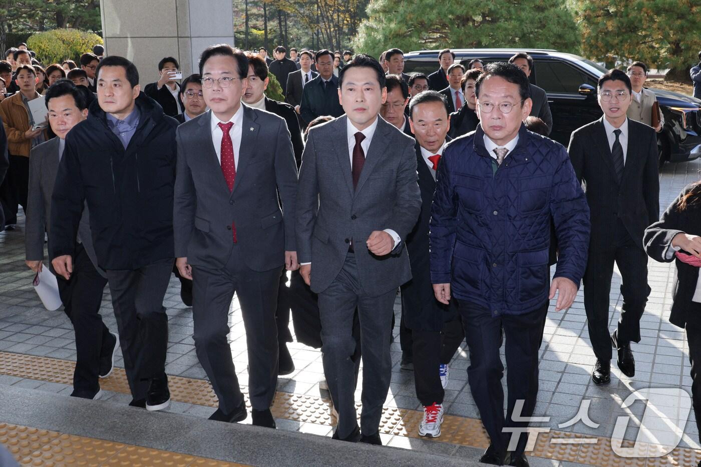 장동혁 국민의힘 대표와 송언석 원내대표가 11일 오전 서울 서초구 대검찰청을 항의 방문하고 있다. 2025.11.11/뉴스1 ⓒ News1 신웅수 기자