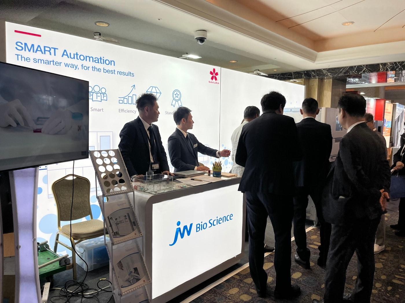 본문 이미지 -  JW바이오사이언스는 지난달 30일부터 2일간 롯데호텔서울에서 열린 대한병리학회 국제학술대회(KSP 2025)에서 연속 자동 포매(embedding) 시스템 'Tissue-Tek AutoTEC a120'을 전시했다. 관람객들이 JW바이오사이언스 부스에서 'Tissue-Tek AutoTEC a120' 시연을 참관하고 있다. (JW홀딩스 제공)