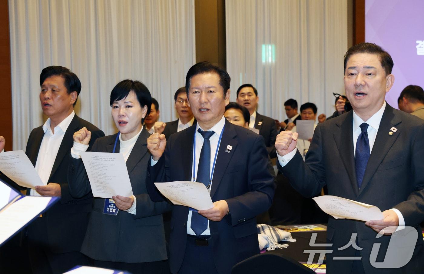 정청래 더불어민주당 대표가 11일 오전 경기 광주시 곤리암리조트에서 열린 &#39;2025 더불어민주당 전국 지역위원장 워크숍&#39;에서 결의문을 낭독하고 있다. 2025.11.11/뉴스1 ⓒ News1 김영운 기자