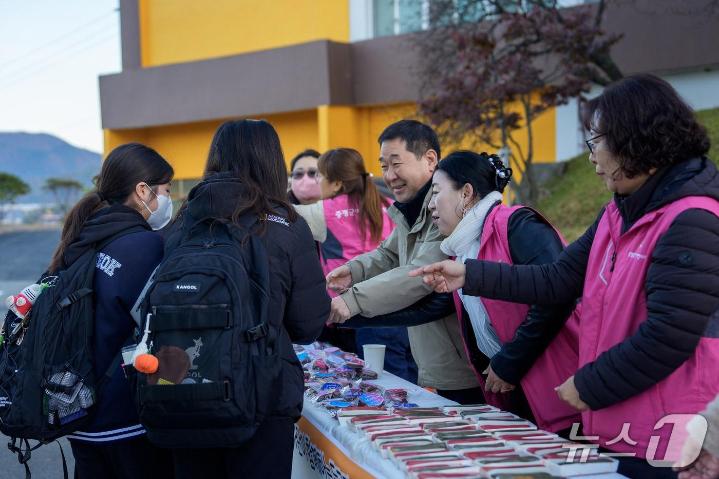 이재영 충북 증평군수와 증평군여성단체협의회 회원들이 11일 아침 등교하는 형석고등학교 학생들에게 사랑빵을 나눠주고 있다.&#40;증평군 제공, 재판매 및 DB금지&#41;/뉴스1