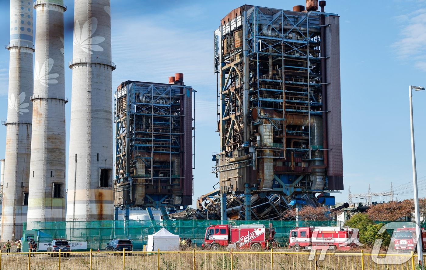 소방당국이 11일 오전 한국동서발전 울산화력발전소 사고 현장에서 보일러 타워 4·6호기 발파 해체를 준비하고 있다. 2025.11.11/뉴스1 ⓒ News1 안은나 기자