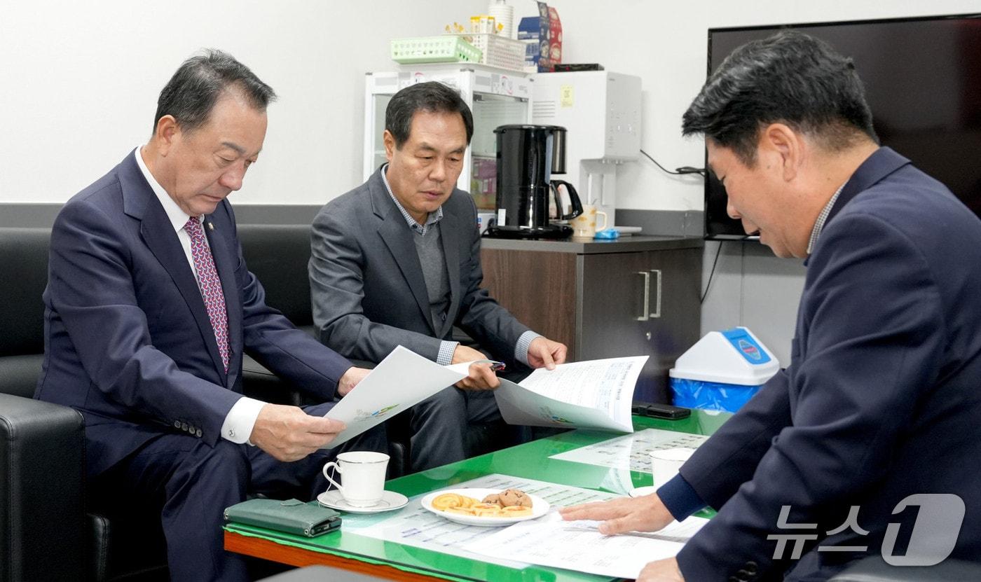 김창규 제천시장&#40;오른쪽&#41;이 엄태영 국회의원&#40;오른쪽 앞&#41;을 만나 지역 현황을 설명하고 있다.&#40;제천시 제공. 재판매 및 DB금지&#41;/뉴스1   