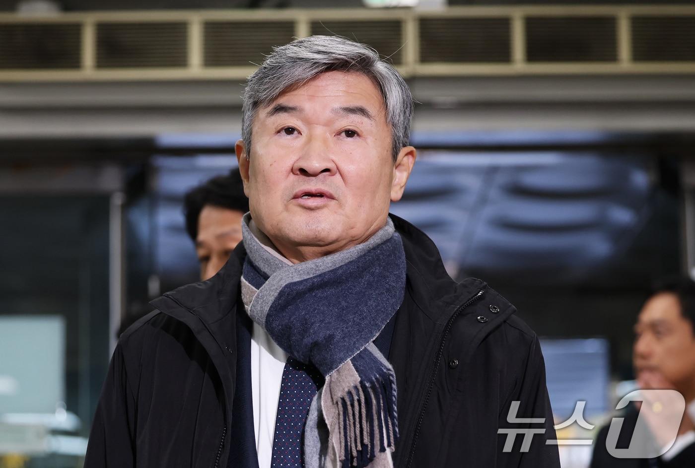 12·3 비상계엄 사태에 연루된 조태용 전 국가정보원장이 11일 오전 서울 서초구 서울중앙지방법원에서 열린 구속 전 피의자 심문&#40;영장실질심사&#41;에 출석하며 짧은 심경을 밝히고 있다. 조 전 원장은 국가정보원법상 정치관여금지 위반, 직무유기, 위증, 증거인멸, 허위공문서 작성 및 허위작성공문서 행사, 국회에서의 증언·감정 등에 관한 법률 위반 등 혐의를 받는다. 2025.11.11/뉴스1 ⓒ News1 오대일 기자