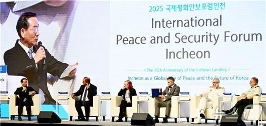 본문 이미지 - 유정복시장이 9월 15일 송도컨벤시아에서 열린 &#39;2025 국제평화안보포럼인천&#39;에서 &#39;75년 전 연대, 지속가능한 협력과 미래지향적 평화&#39;를 주제로 리더세션을 진행하고 있다. &#40;인천시 제공.재판매 및 DB금지&#41;