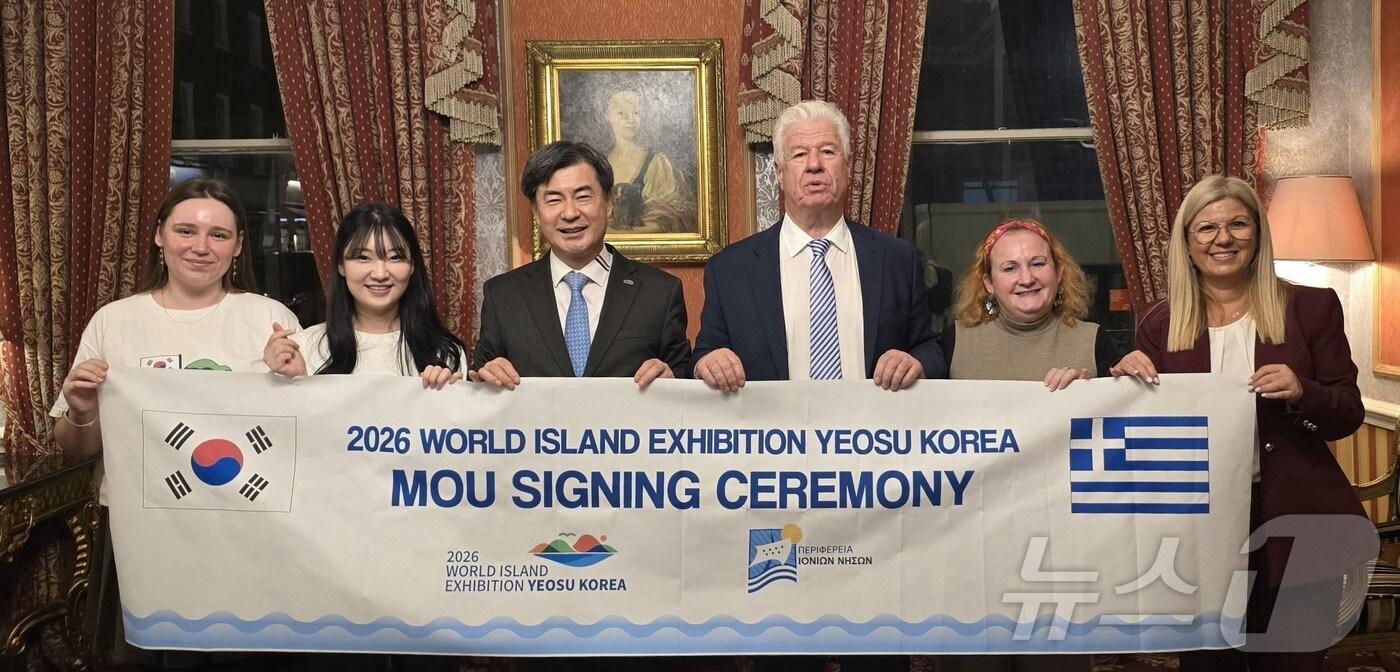 여수세계섬박람회조직위원회가 지난 5일 영국 런던에서 그리스 트레페클리스 이오니아 주지사와 참가 협약을 맺고 기념사진을 촬영하고 있다. (여수세계섬박람회조직위원회 제공. 재판매 및 DB금지) ⓒ News1 김성준 기자