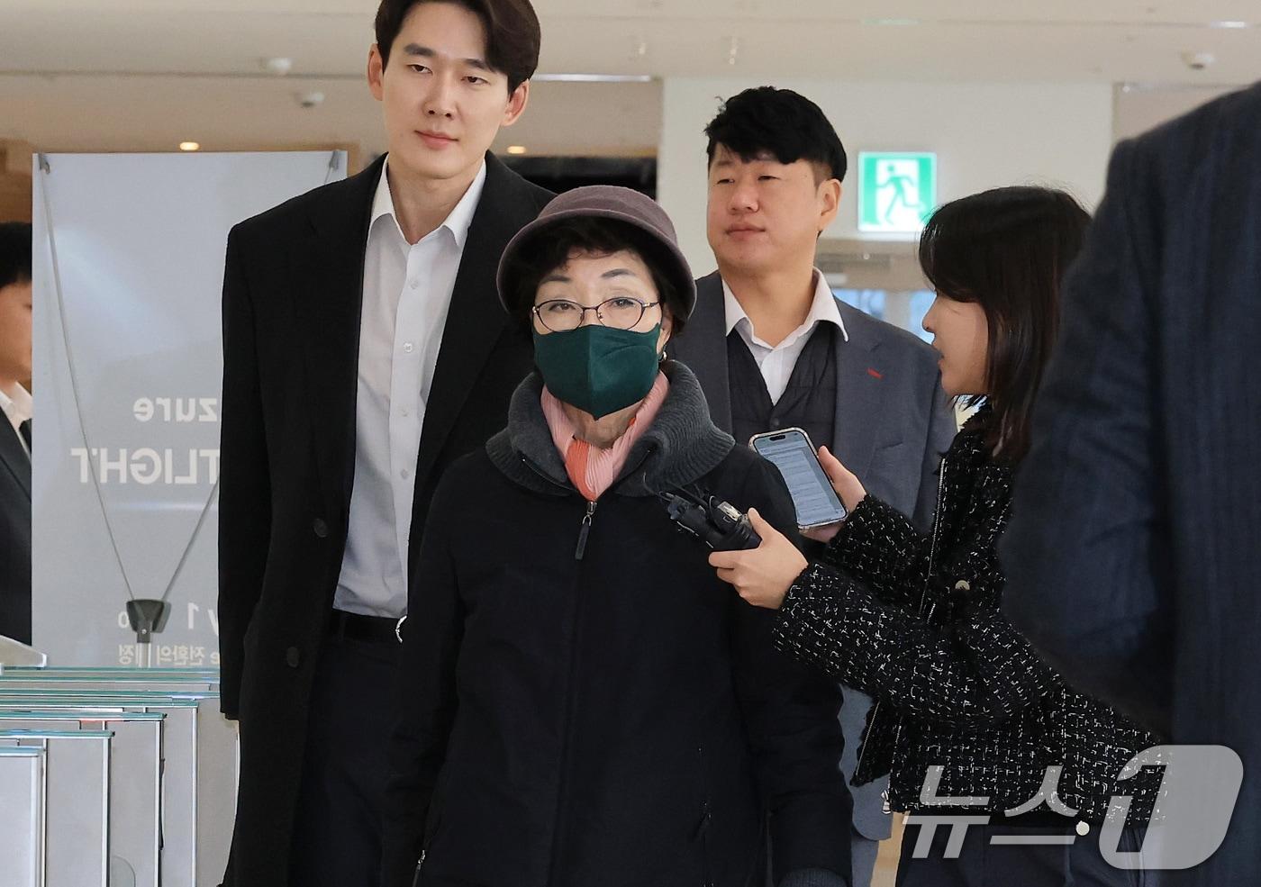 지난 달 11일 오전 서울 종로구 KT광화문빌딩 웨스트에 마련된 김건희특검 사무실에 피의자 신분으로 출석하고 있는 최은순 씨. 2025.11.11/뉴스1 ⓒ News1 임세영 기자