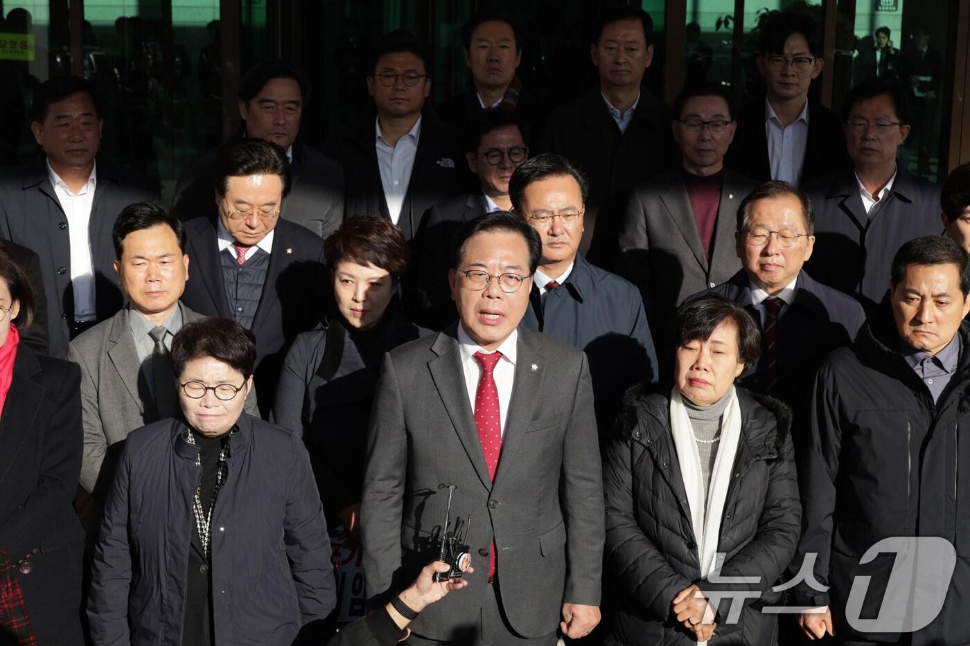 송언석 국민의힘 원내대표가 11일 오전 서울 서초구 대검찰청 항의 방문이 가로막힌 후 취재진에게 입장을 밝히고 있다. 2025.11.11/뉴스1 ⓒ News1 신웅수 기자