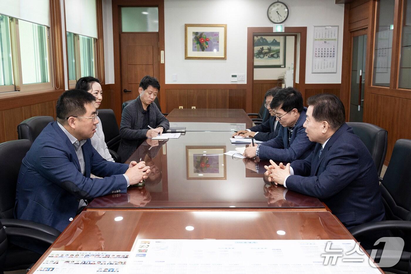 광양경자청은 중국 허마이허다그룹의 궁정 회장&#40;왼쪽에서 첫번째&#41;을 초청해 중국시장 판로 확대 및 투자협력 방안을 논의했다.&#40;광양경자청 제공&#41; 