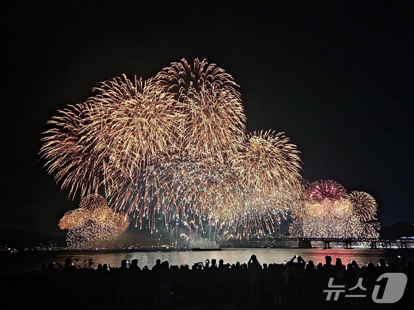 본문 이미지 - 작년 부산불꽃축제 관람행사.&#40;BN그룹 제공. 재판매 및 DB금지&#41;