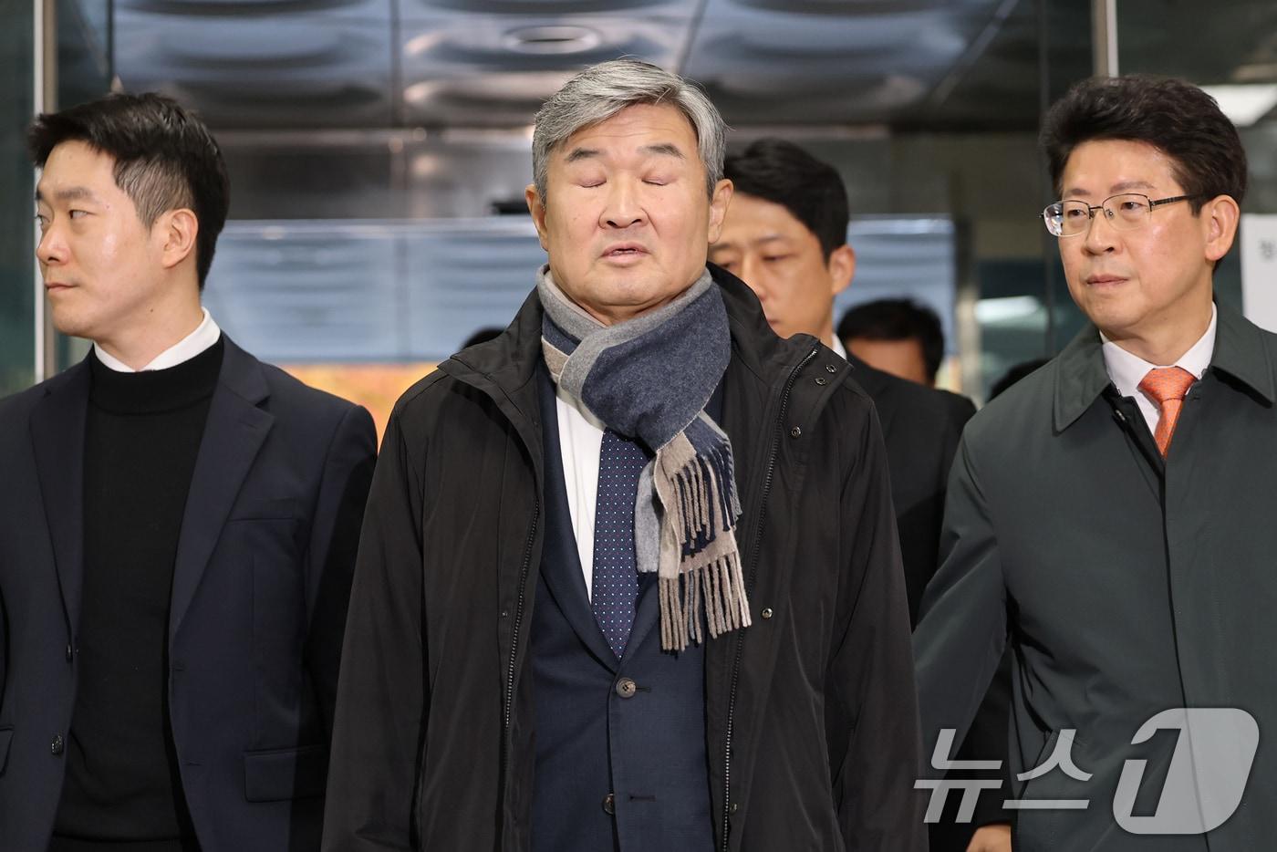 12·3 비상계엄 사태에 연루된 조태용 전 국가정보원장이 11일 오전 서울 서초구 서울중앙지방법원에서 열린 구속 전 피의자 심문&#40;영장실질심사&#41;에 출석하고 있다. 조 전 원장은 국가정보원법상 정치관여금지 위반, 직무유기, 위증, 증거인멸, 허위공문서 작성 및 허위작성공문서 행사, 국회에서의 증언·감정 등에 관한 법률 위반 등 혐의를 받는다. 2025.11.11/뉴스1 ⓒ News1 오대일 기자