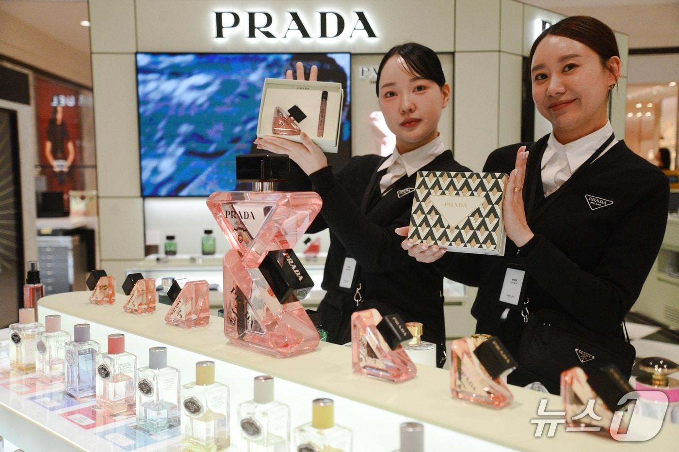 롯데백화점 부산본점 관계자들이 프라다 뷰티 제품을 소개하고 있다.&#40;롯데백화점 부산본점 제공. 재판매 및 DB 금지&#41;