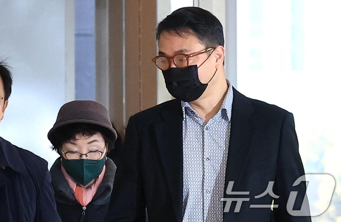 본문 이미지 - 윤석열 전 대통령의 부인 김건희 여사의 모친 최은순씨와 오빠 김진우씨가 11일 오전 서울 종로구 KT광화문빌딩 웨스트에 마련된 김건희특검 사무실에 피의자 신분으로 출석하고 있다. 2025.11.11/뉴스1 ⓒ News1 임세영 기자