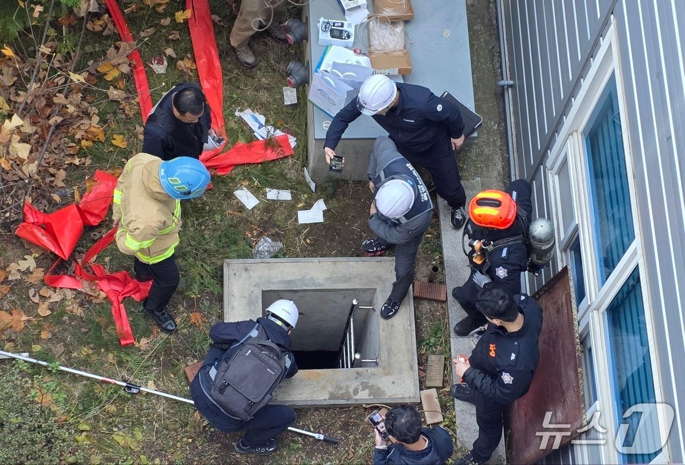 11일 천안의 한 재활병원에서 발생한 근로자 질식사고 현장에서 관계 당국이 사고원인 등을 조사하고 있다. 2025.11.11.ⓒ 뉴스1 이시우 기자