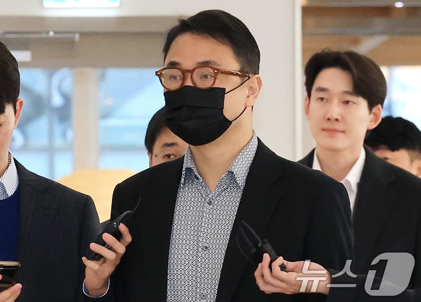 본문 이미지 - 윤석열 전 대통령의 부인 김건희 여사의 오빠 김진우씨가 11일 오전 서울 종로구 KT광화문빌딩 웨스트에 마련된 김건희특검 사무실에 피의자 신분으로 출석하고 있다. 2025.11.11/뉴스1 ⓒ News1 임세영 기자