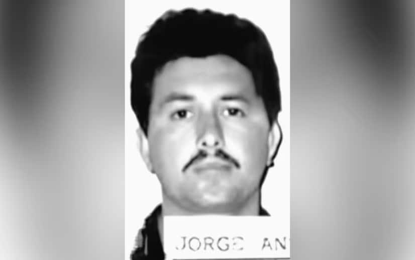 본문 이미지 - 1994년 멕시코의 유력 대통령 주자였던 루이스 도날도 콜로시오 암살에 연루된 혐의를 받는 전직 정보 요원 호르헤 안토니오 산체스 오르테가가 첫 번째 체포됐을 당시 사진. &#40;엘 파이스 캡쳐&#41;